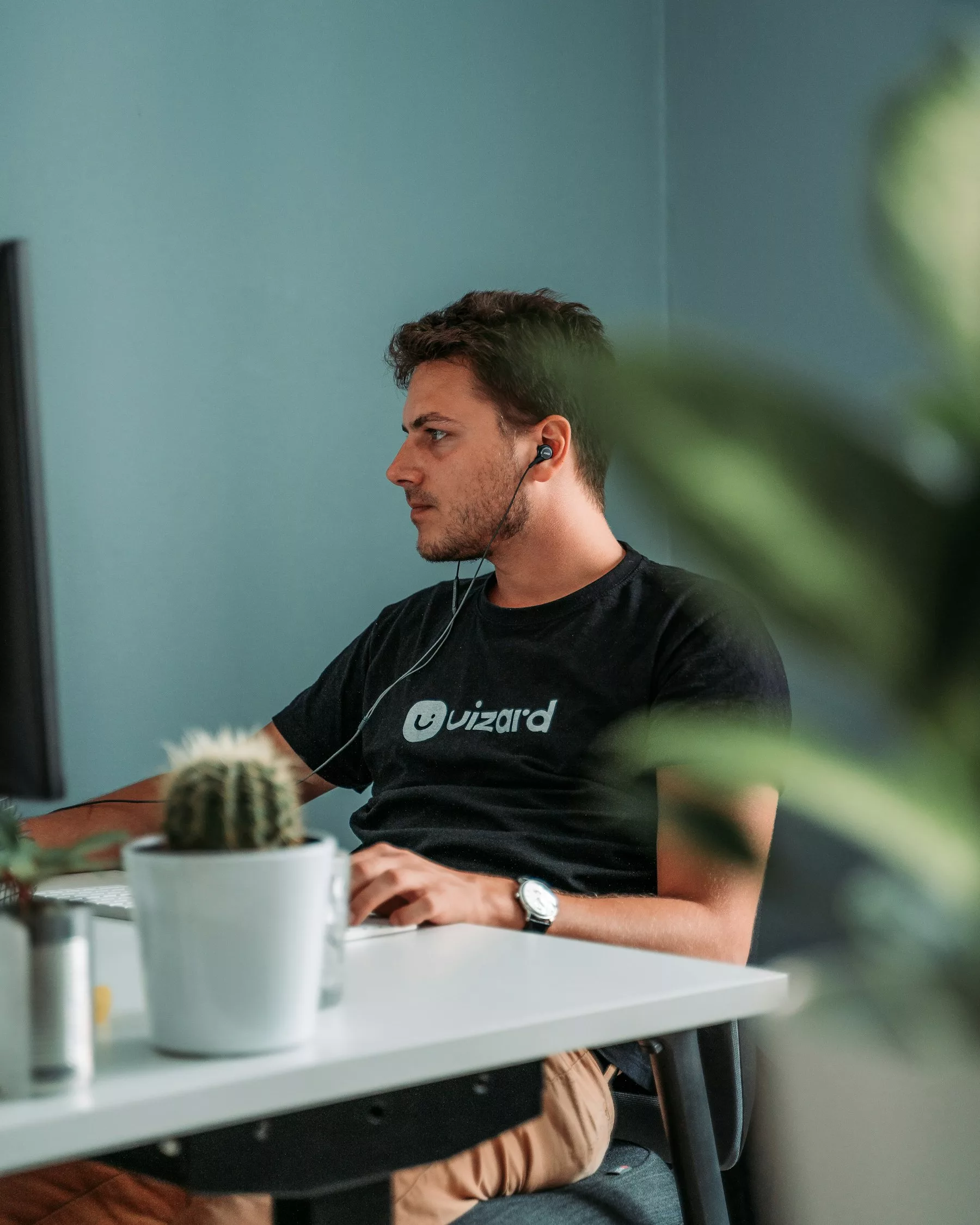 man in black crew-neck shirt